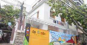 Apaixonados por samba, casal cria hostel com experiência imersiva