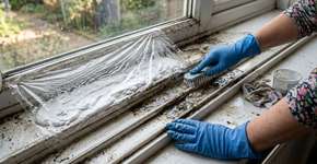 Aplique bicarbonato de sódio e filme plástico nas guias das janelas: Por que é recomendado e para que serve