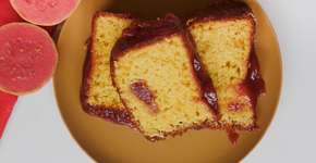 Bolo de fubá com goiabada para o melhor café da manhã