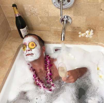 Os homens aparentam estar imitando algumas poses de mulheres nas fotografias (Imagem: Reprodução/BoredPanda)