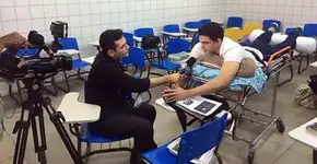 Machucado e com bala alojada, aluno do Piauí vai às aulas na maca