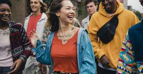 Manter conexões sociais traz sensação felicidade coletiva, segundo pesquisa