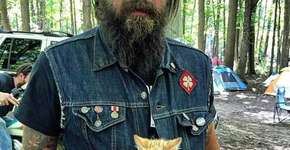 Este gato teve a vida salva por um motoqueiro