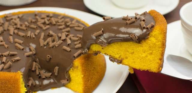 Aprenda a fazer o melhor bolo vulcão de cenoura com chocolate em casa