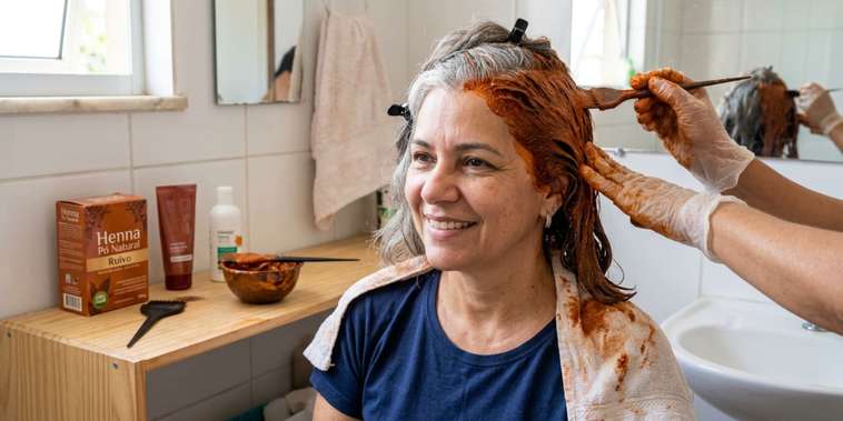 Featured main: Nem café, nem canela: A tintura caseira que cobre permanentemente os cabelos grisalhos, proporcionando brilho e maciez