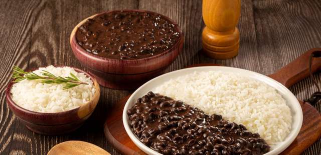 Aprenda o passo a passo de como cozinhar feijão preto para ter um caldo grosso