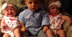 Bebê conhece suas irmãs gêmeas e reage da maneira mais fofa