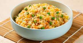 O arroz de forno cremoso que vai salvar seus dias de preguiça