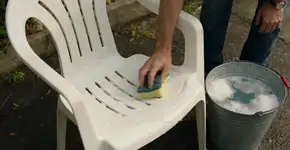 Truque caseiro para limpar cadeiras de plástico e deixá-las brilhando