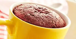 Experimente fazer o bolo de caneca de banana fit pelas manhãs