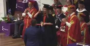 Homem é criticado após pedir a mão da namorada no dia da formatura