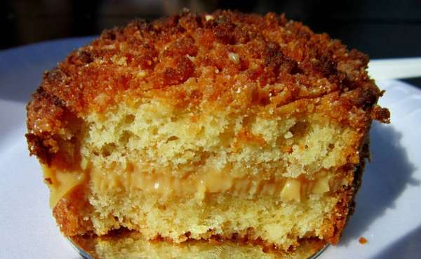 Bolo de paçoca com doce de leite, do 'Bamboneiras'