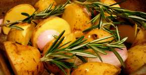 Em 20 minutos você prepara batatinhas coradas com alecrim e alho