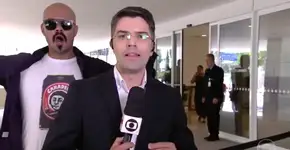 Homem invade reportagem ao vivo e grita ‘Globo lixo’