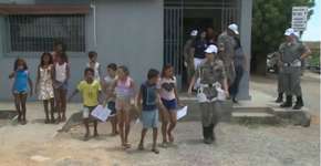 PMs tiram crianças de lixão e oferecem aulas de reforço escolar
