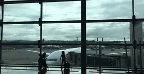 Como se organizar para viajar de avião com crianças