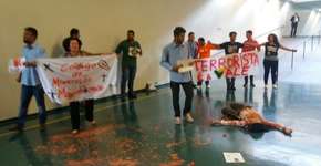 Manifestantes são acusados de ‘crime ambiental’ depois de jogarem lama no Congresso