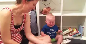 Bebê apaixonado por livros chora toda vez que acaba uma história