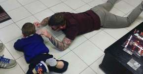 Barbeiro usa método especial para cortar cabelo de garoto autista