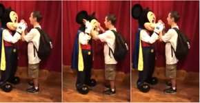 Vídeo: jovem cego se emociona ao conhecer Mickey na Disney