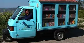 Biblioteca móvel leva livros a crianças sem acesso à leitura