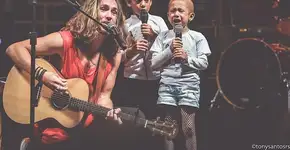 Menina com câncer se emociona ao cantar ‘O Sol’, de Vitor Kley