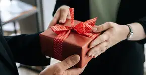 Por que algumas pessoas exageram nos presentes? A neurociência tem respostas