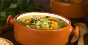 5 sopas ricas em proteínas para manter a massa muscular no inverno