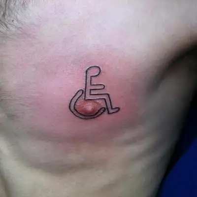 A nova tendência das tatuagens é nos mamilos (Imagem: Divulgação)