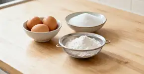 O bolo de três ingredientes que fica tão fofinho que parece mentira