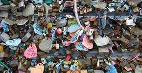 Cadeados do amor são colocados na Avenida Paulista; veja histórias envolvendo amor e cidade (e conte a sua)