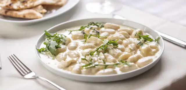 Este gnocchi ao molho gorgonzola vai virar seu novo prato favorito de inverno