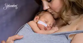 Pele a pele: fotos de mães com seus bebês prematuros emocionam