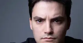 Felipe Neto provoca bolsonaristas e #DevolvamNossaBandeira viraliza