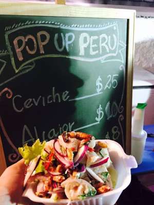 Ceviche: lássico prato peruano com peixe fresquinho, limão, pimenta, batata doce assada, milho, milho crocante peruano e alface.