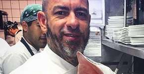 Henrique Fogaça segura cabeça de porco em foto e internet se divide nos comentários