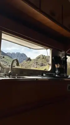 Interior de um dos trailers que podem ser alugados no Parque Nacional do Itatiaia 