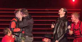Cantores do N’Sync e Backstreet Boys se beijam na boca em show