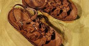 Prada é acusada de apropriação cultural por lançar sandália artesanal do Brasil