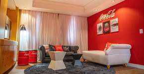Foz do Iguaçu ganha quarto temático da Coca-Cola; veja fotos