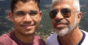 Lulu Santos exibe aliança na mão esquerda e levanta suspeitas