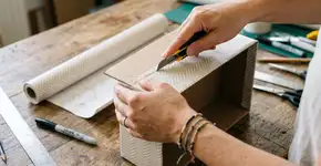 Se você tem caixas de papelão em casa, aqui está um tesouro: descubra por que e como transformá-las em organização com esta ideia incrível