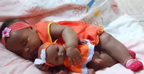 Fofura e diversidade: veja fotos de 18 crianças com suas bonecas ‘gêmeas’