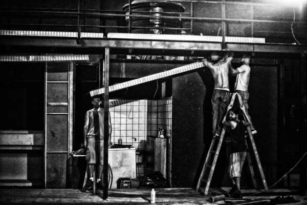 Equipe da Cia da Revista demonstrando com quantos atores se constrói um teatro. Poucas semanas para a estréia do espaço.