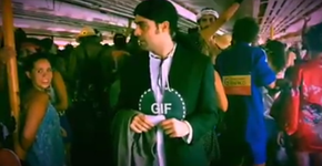 Um cara se fantasiou de ‘John Travolta confuso’ neste Carnaval