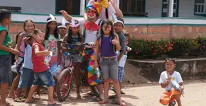 Projeto vai a comunidades ribeirinhas da Amazônia para conquistar crianças com teatro, diversão e literatura