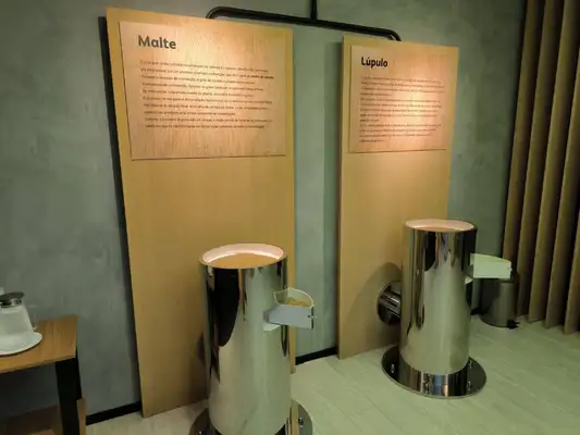 Tudo isso acontece em salas super didáticas e sensoriais onde é possível até cheirar e provar um grão de cereal de cevada e também de lúpulo e levedura