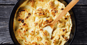 Experimente uma explosão de sabores com essa couve-flor de frigideira com queijo derretido