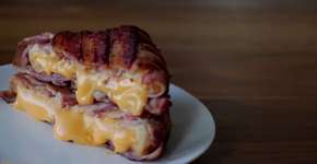 Porn food: embrulhe o queijo quente com bacon