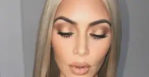 Kim Kardashian usa máscara à base de seiva de ‘sangue de dragão’